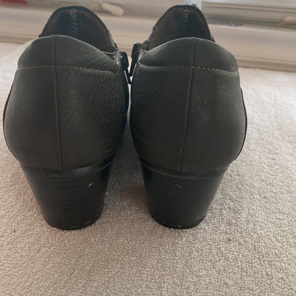 Natural Soul slip on shoes side zip 2” block heel buckle embellishment size 8 - Picture 3 of 9